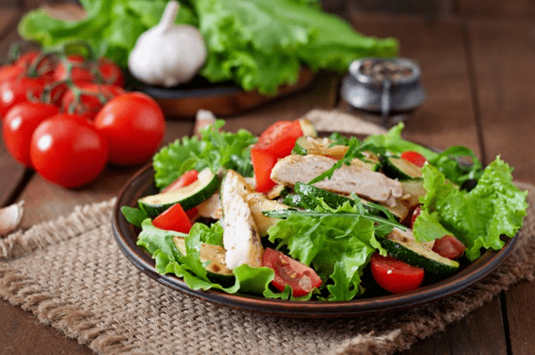 Salad kalawan hayam jeung sayuran mangrupakeun pilihan hébat pikeun dinner lampu sanggeus workout a. 