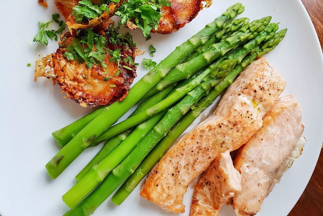 Lauk dipanggang sareng asparagus dina menu diet rendah karbohidrat